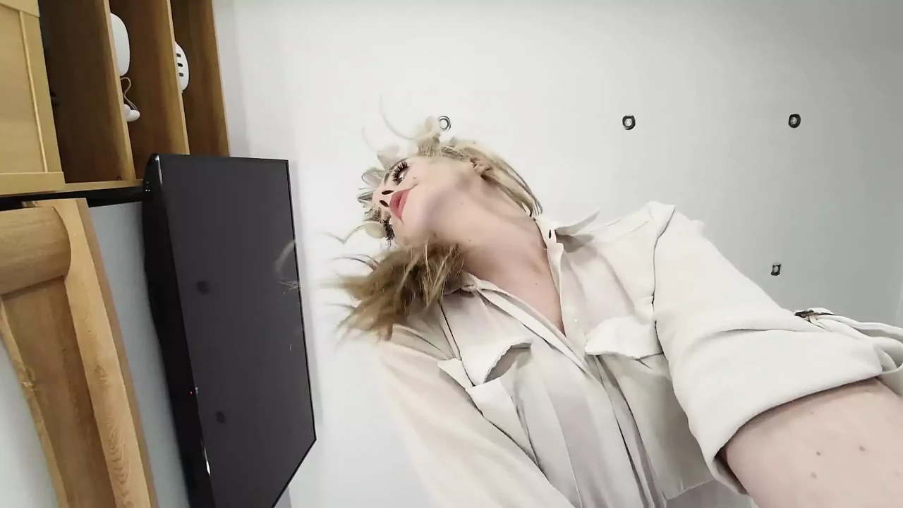 Blonde Gabie - Facesitting in Nylons