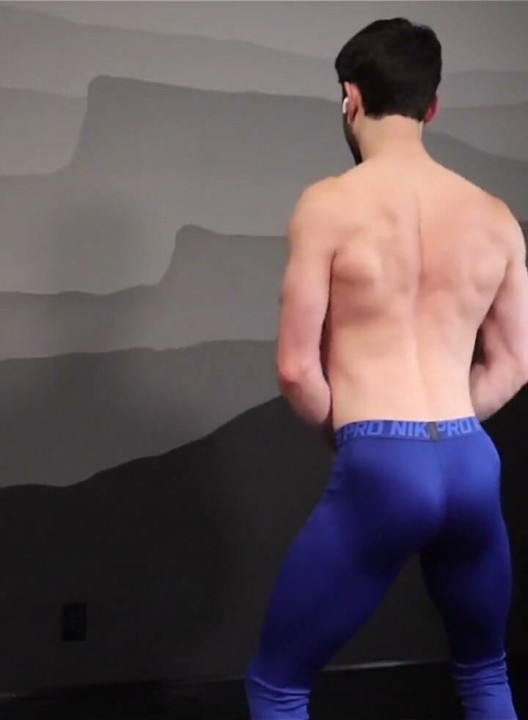 Strip-tease et flex après l’entraînement et exhibe-toi puis prends son pied !