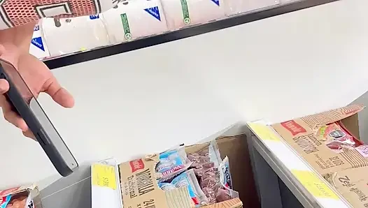 Aku menjualnya dan dia membayarku