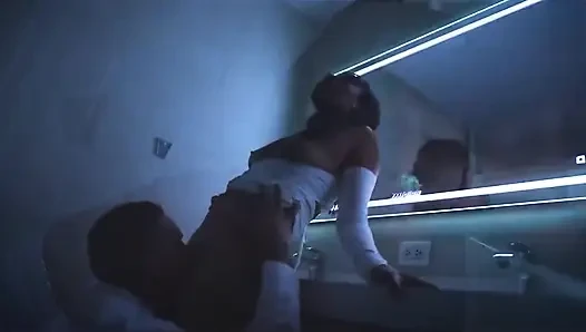 Zierliche ebenholz brittany taylor trifft ihren ex im restaurant und kehlenfick mit seinem dicken schwanz in der toilette