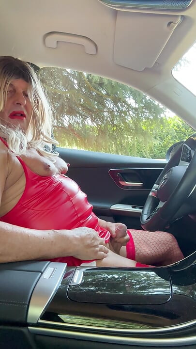 Transgender Kassy54 สัมผัสตัวเองในรถ