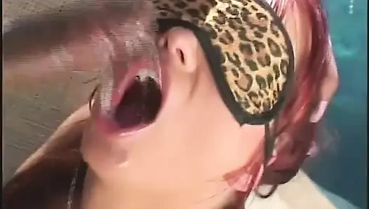 Cewek sange ini fingering memeknya sampai orgasme sebelum nyepong kontol besar pria kulit hitam