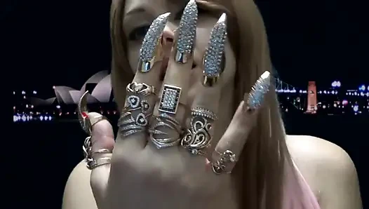 Tanrıça altın yarak ve tırnaklarla sigara içiyor!