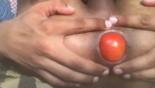 Menino indiano leva tomate na bunda