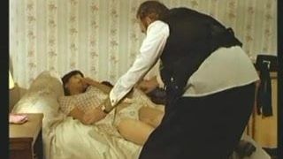 1975 película j, escena de goupil examinando su cuerpo