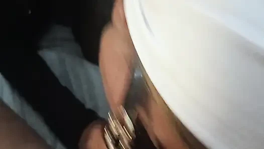 MILF güneş gözlüğüyle oral seks yapıyor ve ağzına boşalma