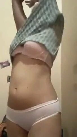 옷을 벗는 비티 풀녀