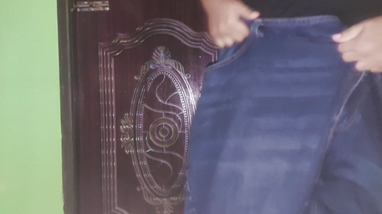 kiedy moja macocha bierze prysznic w toalecie bez zamka drzwi, widzę jej duży tyłek i ogromne cycki nagie ciało, a następnie pieprzę ją po prysznicu