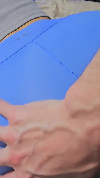 穿着紧身裤的经验丰富的大屁股亚洲邻居展示了它是如何完成的