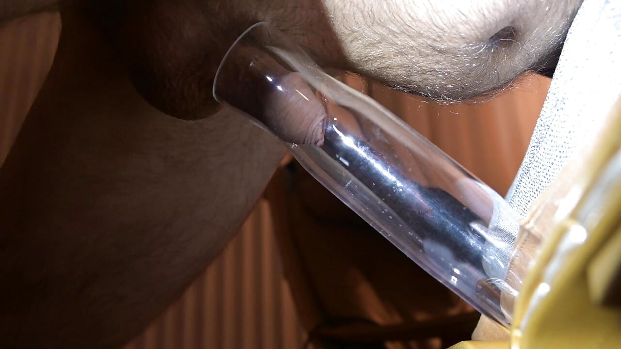 Vakuum lutscht seile von sperma vom schwanz eines typen