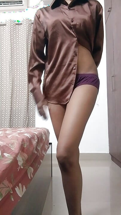 Naga dziewczyna tańczy