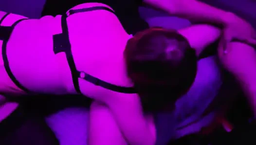 Я трахаюсь с дальнобойщиком на зоне отдыха на шоссе