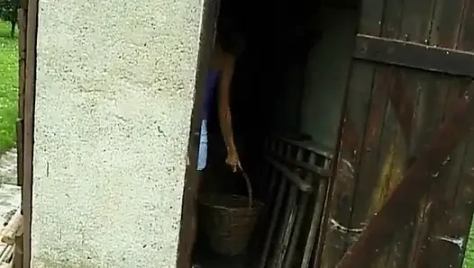 Cindy bahçe shedinde mastürbasyon yapıyor