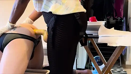 Domuz deliğini sikiyor ve yumrukla oğlanı ciyaklıyor