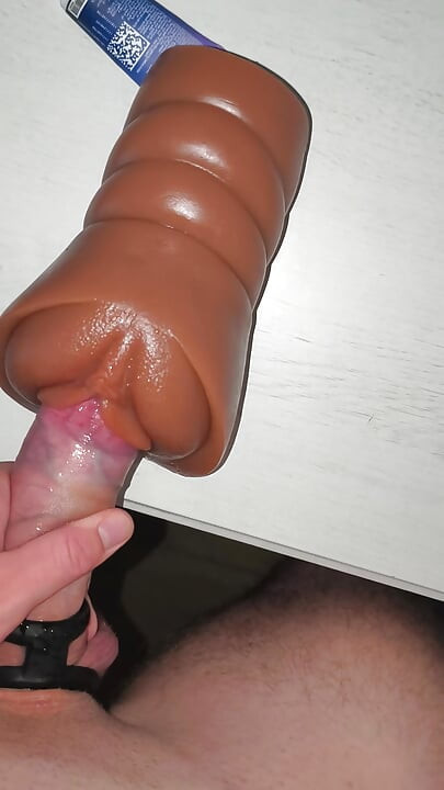 Deze man neukt haar kunstmatige vagina met glijmiddel