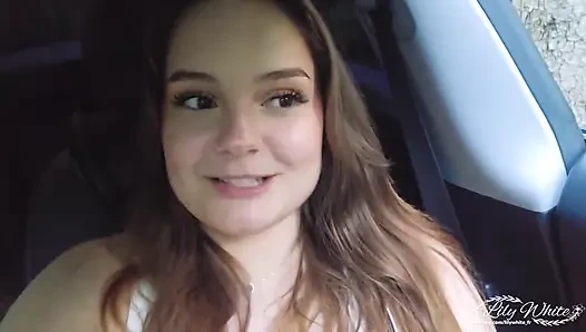 Ormanda bir yabancı tarafından sikilmek için arabamda bekliyorum