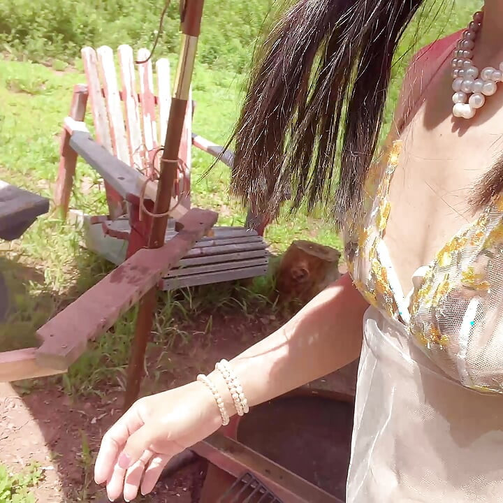 Angel Nake sexy pe scaunul afară