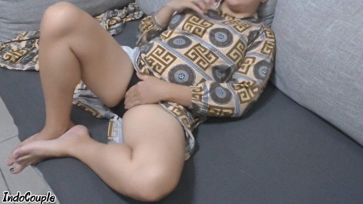 Adik tiri colok di ruang tamu aku bantuin dia puas