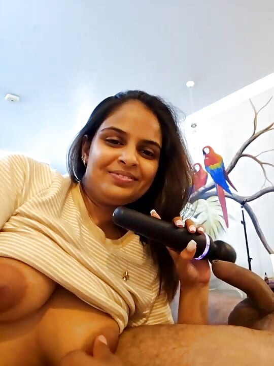 Zgodna indijska žena i muž odgovaraju na pitanja u video pozivu