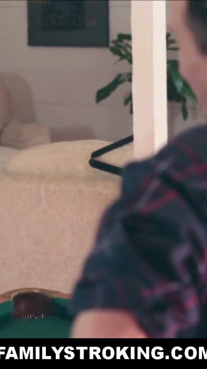 Hijastra rubia adolescente con tetas enormes es cogida en la mesa de pool | Clip 1