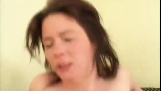 Güzel memeli orta yaşlı seksi kadın olgun yarakla sikiliyor ve ağzına boşalıyor