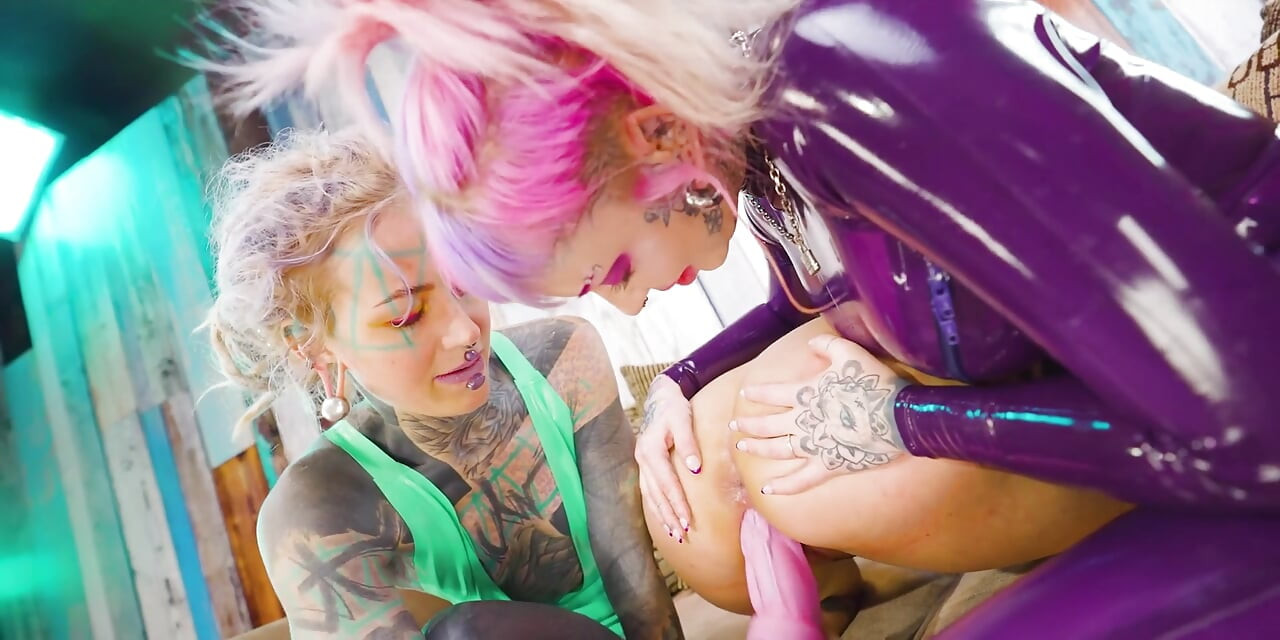 Twee domina's vernietigen het gothic-meisje - speelgoed diep in elk gaatje