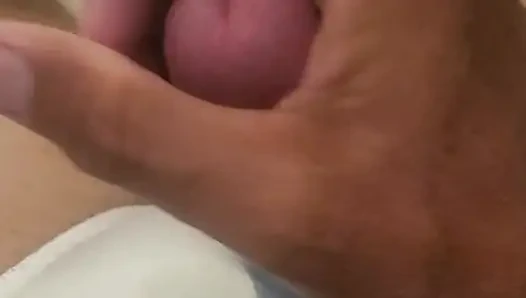 Yeni saten beyaz külotuma boşalıyorum.