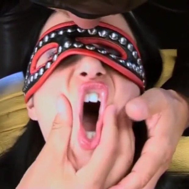 Prekrasna brineta puši i prima veliki kurac u svoje pohotno tijelo!