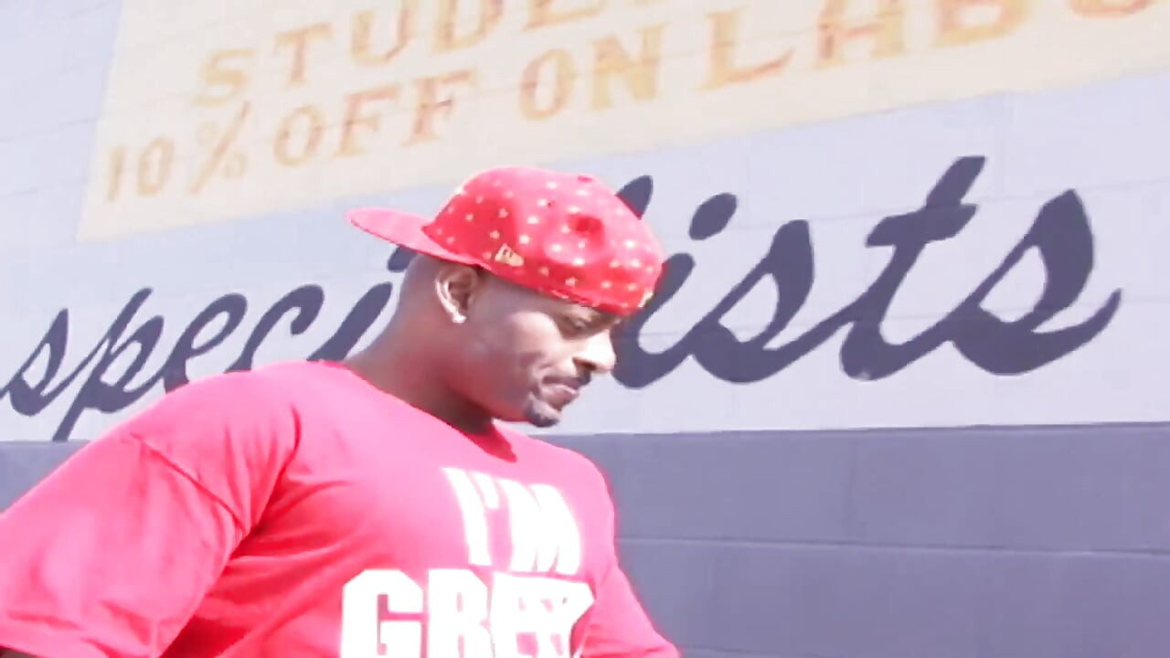 Чудова мілфа отримує трах в її пизду від великого чорного члена чувака