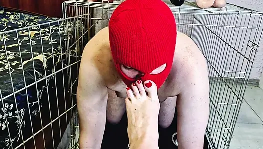 Доминатрикс Ника позволяет рабу выползти из клетки, чтобы он целовал, облизывал ее ступни, сосал пальчики на ее ногах.
