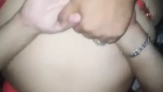 Schöne latina-MILF fickt mit roten dessous