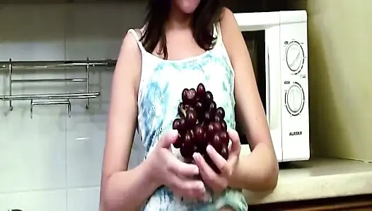 Esmer kadın damlayan ıslak amcığını parmaklıyor