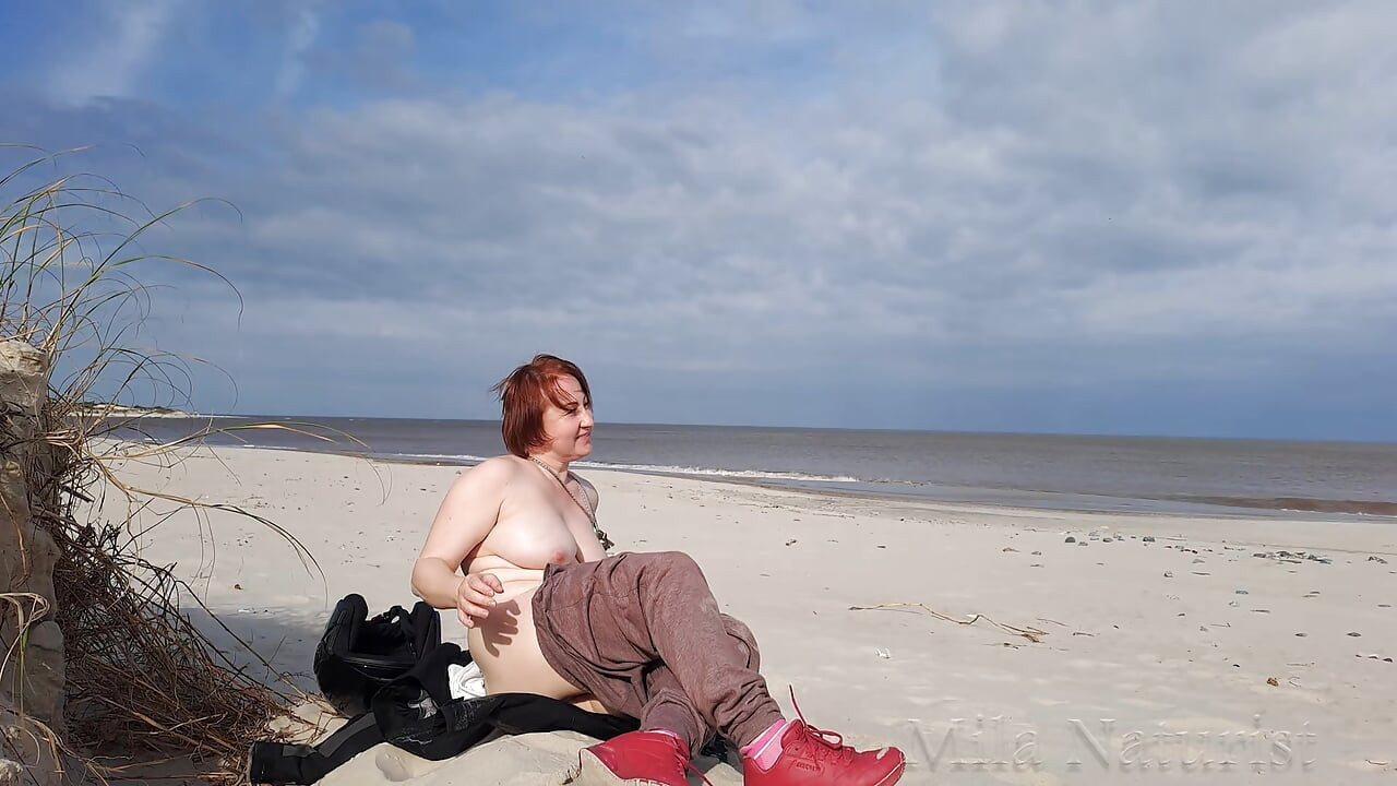 Une motarde se déshabille et se masturbe sur une plage sauvage.