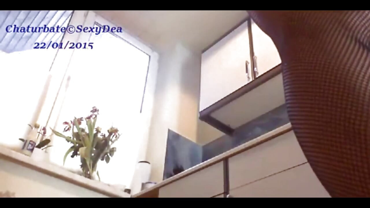 Gadis remaja rambut pirang dengan pantat bahenol di sexydea