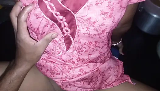 Er rief Anjali Bhabhi in das Zimmer, um jemanden zu treffen.