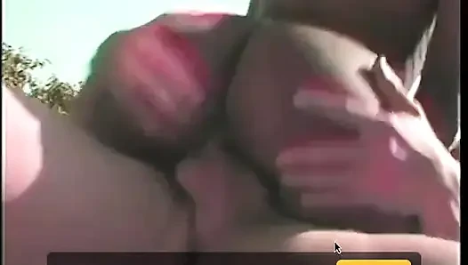 Yarak emen zenci genç kız amını yarakla dolduruyor ve Yüzü dışarıda boşalıyor