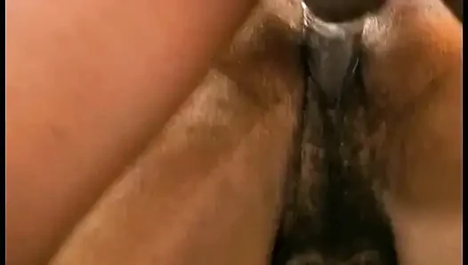 Zayıf zenci adam domaltarak sikişmeyi seven tıraşsız bir kaltaktan sakso çekiyor