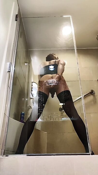 Sissy puta Bess goza em seus pés de meia
