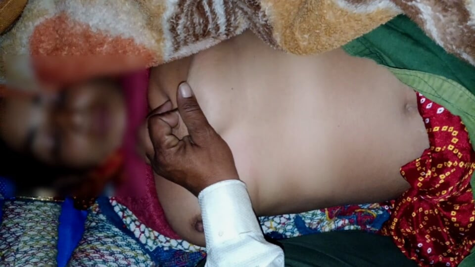 Na noite de Ano Novo, tive um romance completo com os peitos grandes da minha meia-irmã pressionados em um cobertor na minha meia-irmã.