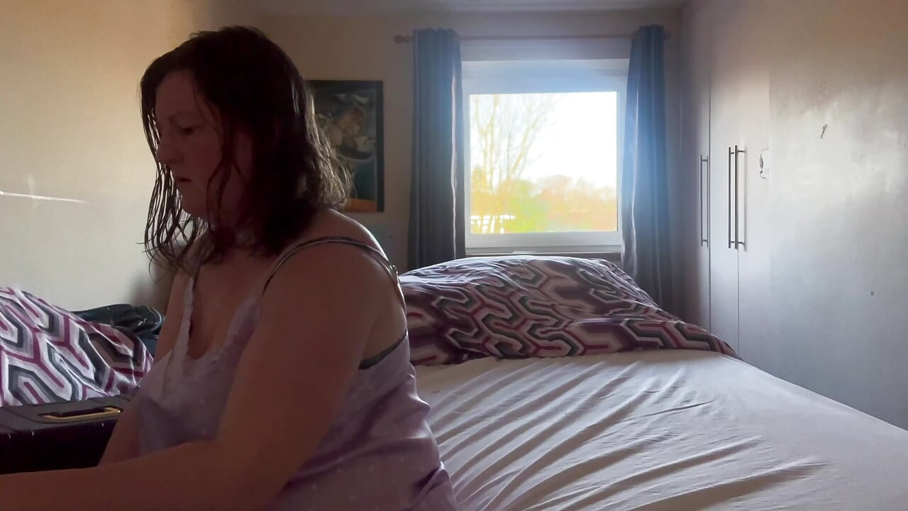 Purple polkadot pyjamas se burlan de y enorme consolador en aceite