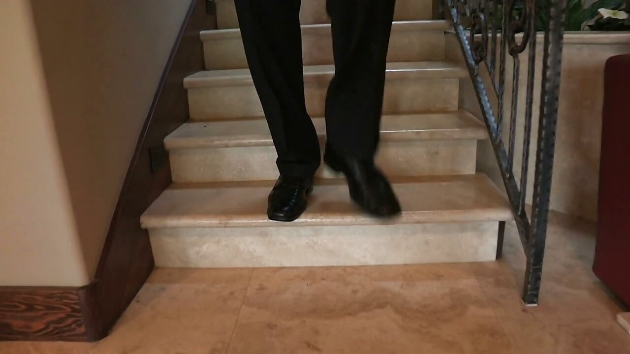 Napaljeni lik dobija dobru pušenje pre nego što jebe napaljenu vrelu bebu