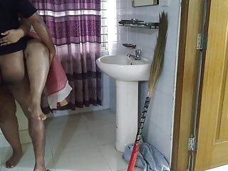 (Tamil Ma Ko Jabardasti Chudai Apni Beta) Stepmom rough fucked by stepson while sweeping the house - Cum inside big ass