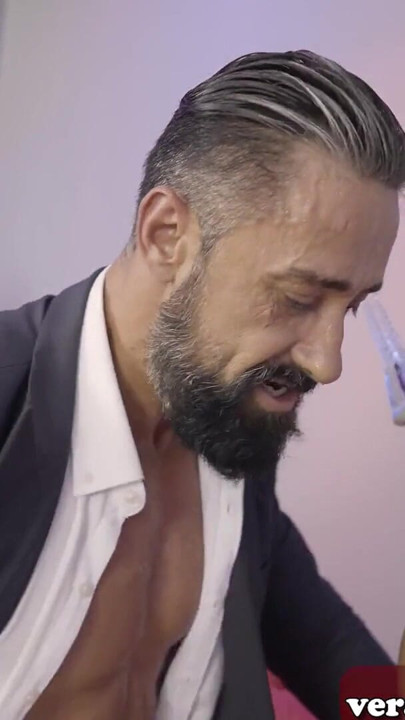 Alman büyük göğüslü milf barda bir beyefendiyle tanışır | Klip 3