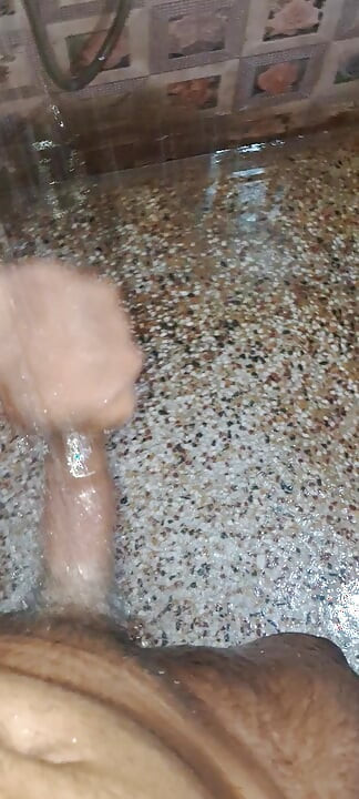 Un jeune garçon hindou d’Inde baise sa grosse bite avec ses mains en prenant un bain