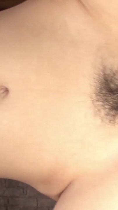 Stunning moment from "Asiatische notgeile milf braucht zwei schwaenze um zu kommen"