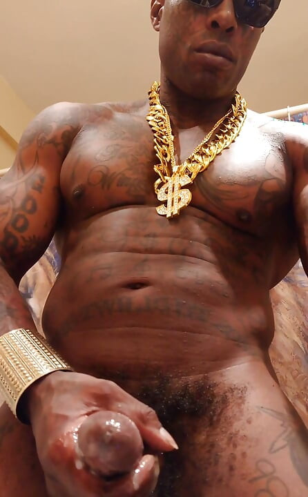 Stor svart hårig kuk tillbedjan Hallelujah Johnson (kung av sorg) höga mörka chokladmuskler tatueringar håriga BBC Hallelujah Johnso