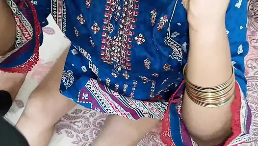 Горячая индийская жена занимается сексом со своим мужем - пара дези