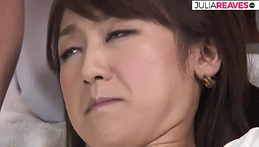 Teenie-schlampe lutscht einen riesigen schwanz und wird dann hart gefickt