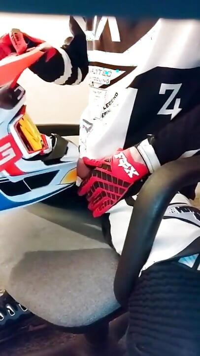 Mx Motoboy ejaculează pe Mx Helmet