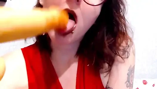 Gadis hot ini lagi asik nyepong kontol besarmu